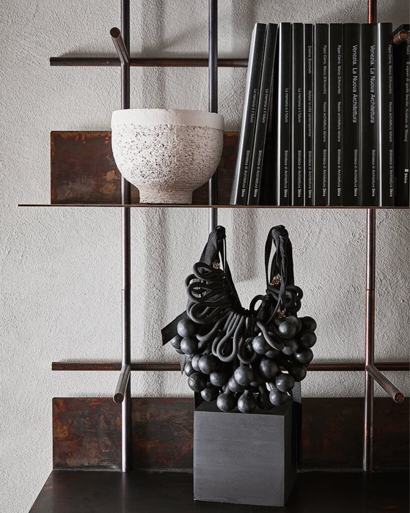 09_Behr_DressingBiblio